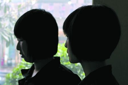 两女生剪发被要价1.2万 不交钱不让走(图)