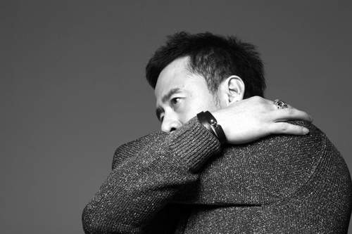 杨坤弦乐版《无所谓》首唱 空中舞台贴近歌迷