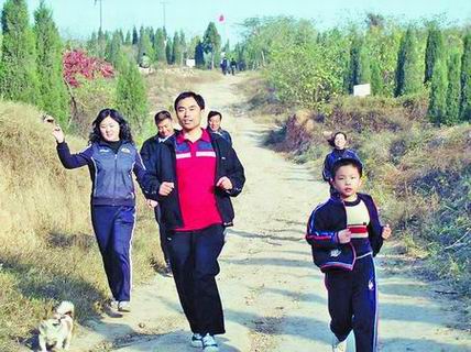 网友发动“黎明行动” 电话叫醒600人晨跑