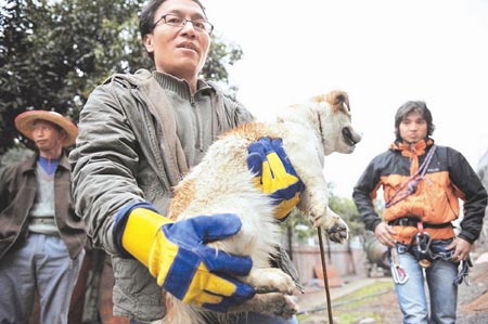攀岩者1小时救下困于陡坡小狗(组图)