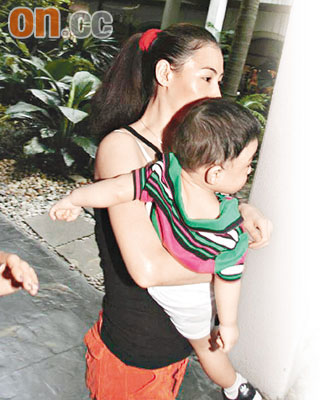 传谢霆锋将妻儿转至芭堤雅张柏芝身形消瘦(图)