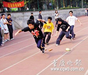大学生举办“蔬菜奥运会” 胡萝卜成接力棒