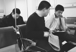 只身持刀蒙面夜抢加油站遭到三名加油员奋力反抗