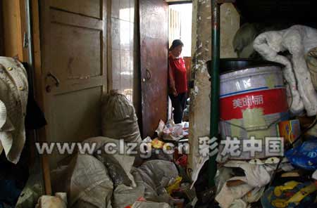 老汉收藏垃圾堆满家 携妻带子睡路边(图)