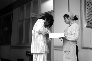 丈夫打断妻子肋骨被刑拘 婆婆说媳妇“不是”