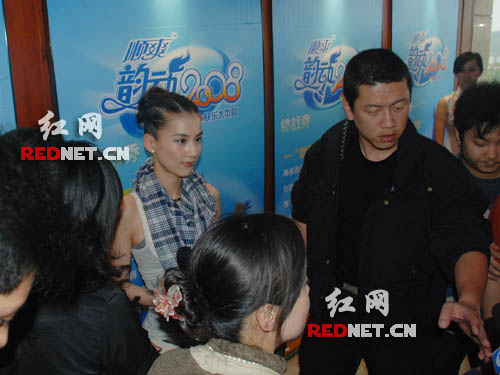 黄圣依进军好莱坞排场大涨 拒谈星爷、杨子(图)