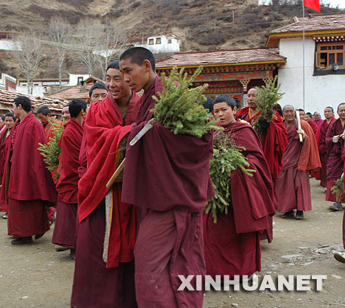 阿坝僧人升国旗植树为北京奥运会祈福