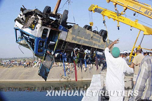 印度一辆客车坠河造成44人死亡12人失踪