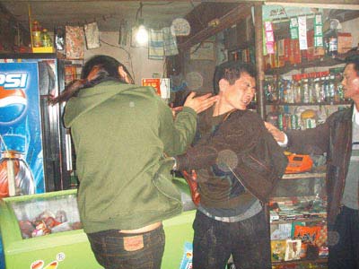 凶悍女子当街狠抽男子数十耳光(图)
