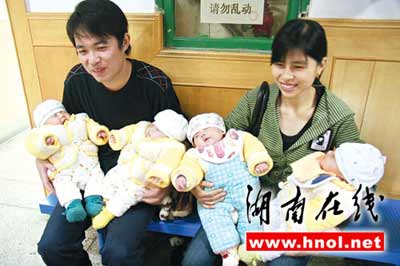 女子产下四胞胎女婴 每天喝掉一包奶粉(图)