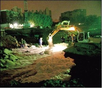 北京丰台水堤决口 地铁北京南站遭水淹(图)
