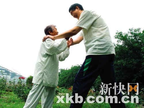 2.25米巨人学武功 推不动89岁“女侠”(图)