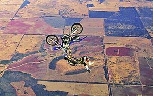 澳大利亚赛车手骑着摩托车冲下飞机(图)