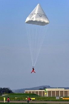瑞士人用达·芬奇设计的降落伞成功着陆-降落伞