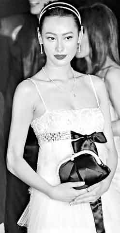 梁洛施被目击寿司店拍拖 向男友李泽楷献媚撒