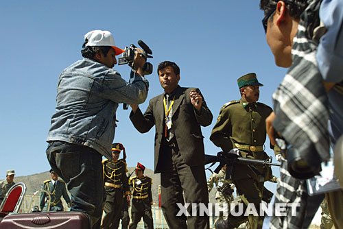 4月27日,在阿富汗首都喀布尔举行的抗击苏联入侵胜利16周年阅兵庆典上,阿富汗记者在发生武装袭击的现场进行报道。当天,阿富汗抗击苏联入侵胜利16周年阅兵庆典遭到塔利班武装袭击,多名阿富汗官员受伤,总统卡尔扎伊及时撤离没有受伤。塔利班武装发言人穆贾希德随后声称对袭击事件负责。 新华社发(扎比摄)