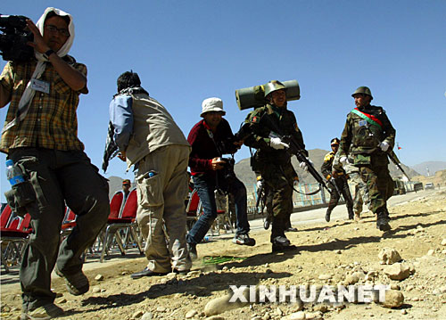 4月27日,在阿富汗首都喀布尔举行的抗击苏联入侵胜利16周年阅兵庆典上,阿富汗士兵和记者在发生武装袭击的现场忙碌。当天,阿富汗抗击苏联入侵胜利16周年阅兵庆典遭到塔利班武装袭击,多名阿富汗官员受伤,总统卡尔扎伊及时撤离没有受伤。塔利班武装发言人穆贾希德随后声称对袭击事件负责。 新华社发(扎比摄)