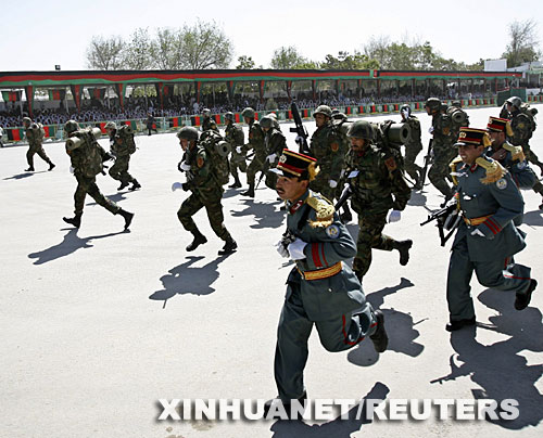 4月27日,在阿富汗首都喀布尔举行的庆祝抗击苏联入侵胜利16周年纪念日活动中,接受检阅的部队撤离袭击现场。当天的庆祝活动遭塔利班武装分子袭击。卡尔扎伊和另外一些及时撤离现场的阿政府官员没有在袭击中受伤。塔利班武装发言人穆贾希德随后声称对该袭击事件负责。 新华社/路透