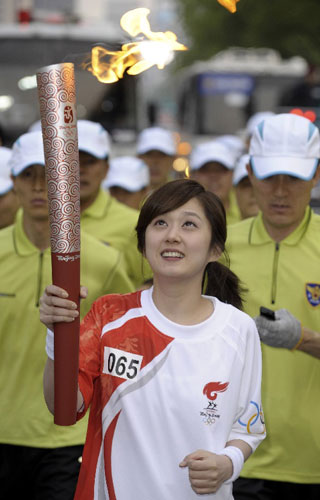 张娜拉出任第65棒火炬手 笑容甜美传圣火(组图)