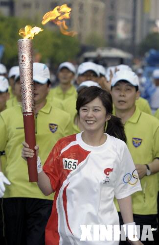 张娜拉出任第65棒火炬手 笑容甜美传圣火(组图)