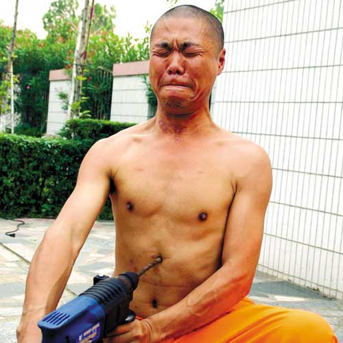 武术家表演电钻钻肚皮 自称是“金钟罩铁布衫”