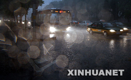 5月3日上午,北京突降大雨,天色变暗,如同黑夜一样。车辆都打开车灯缓慢行驶。