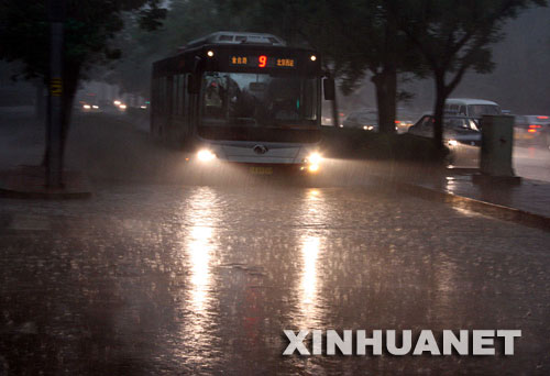 5月3日上午,北京突降大雨,天色变暗,如同黑夜一样。车辆都打开车灯缓慢行驶。