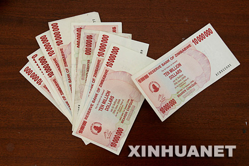 这是4月4日拍摄的几张1000万津元的纸币。津巴布韦中央储备银行宣布,从本月4日起发行当今世界上面额最大的5000万津元纸币,以缓解目前津巴布韦市面上的现金短缺问题。这是该国储备银行自去年12月以来第三次发行超大面额钞票。今年1月,储备银行推出面额1000万津元、500万津元和100万津元的钞票。 新华社记者刘欣摄