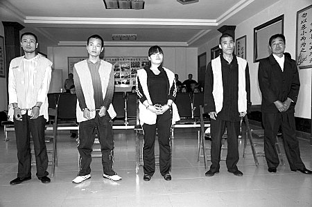 男子持猎枪抢劫金店 怀孕妻子帮忙望风(组图)
