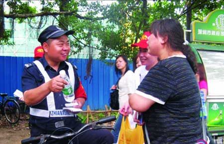女子给城管送水遭恶评 男友因此分手(图)