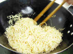 广东特色小吃:豉油皇炒面