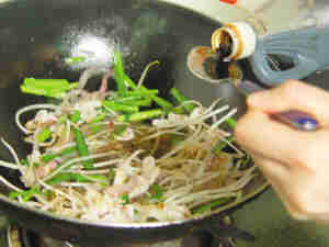广东特色小吃:豉油皇炒面