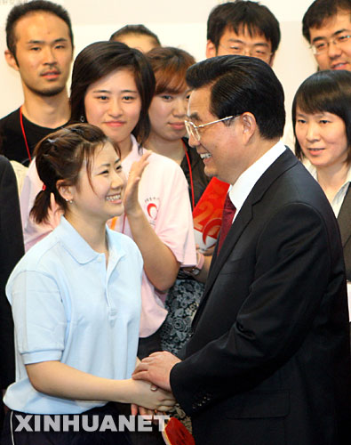 5月8日,中国国家主席胡锦涛与日本首相福田康夫、日本前首相中曾根康弘在东京早稻田大学出席2008日中青少年友好交流年开幕式。这是开幕式后,胡锦涛与日本著名乒乓球运动员福原爱握手。 新华社记者兰红光摄