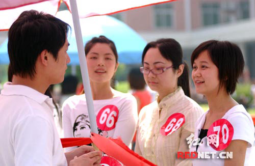 长沙护士集体征婚 小伙携380张名片赴会(图)