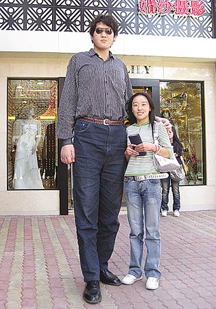 21岁男子身高2.38米穿72码鞋(图)