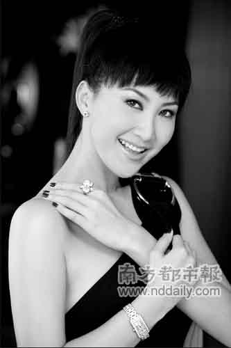 李玟的新造型就像是钻石首饰代言人