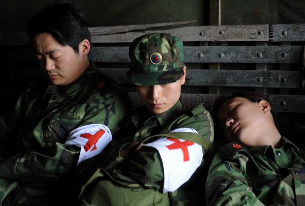 人民子弟兵感人瞬间(一):有一种睡,很甜
