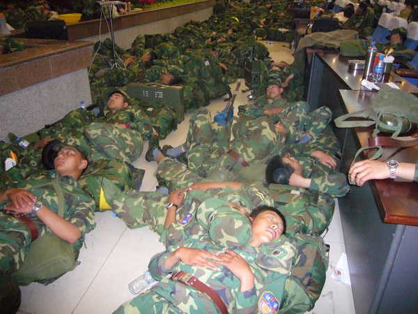 人民子弟兵感人瞬间(一):有一种睡,很甜