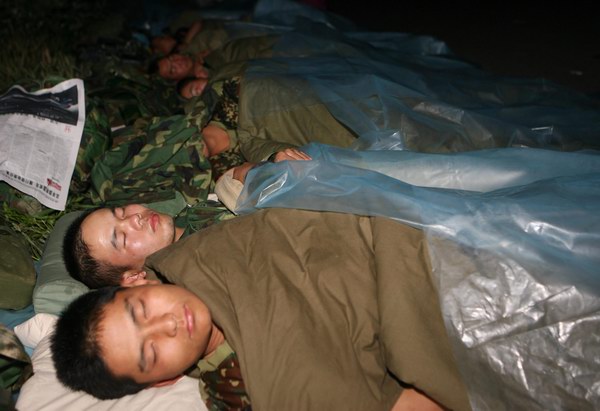 人民子弟兵感人瞬间(一):有一种睡,很甜