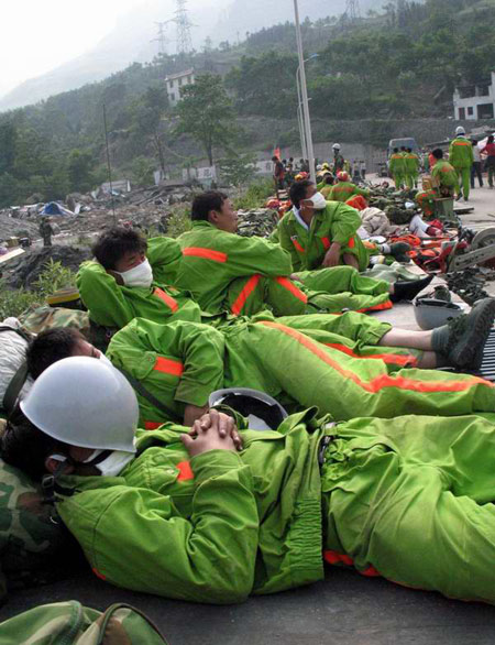 人民子弟兵感人瞬间(一):有一种睡,很甜