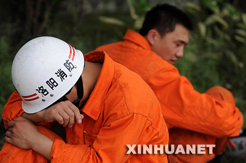 5月17日,救援人员在四川省什邡市救灾现场抓紧时间小憩。 汶川地震发生后,救援人员奔赴各个灾区,争分夺秒、夜以继日地在搜救现场奋战。为了尽量多地救出掩埋在废墟下的生还者,他们与时间赛跑,利用有限的空闲稍事休息,补充体力。