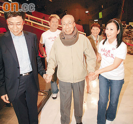 邵逸夫到场为赈灾晚会助阵见阿姐心情好(图)