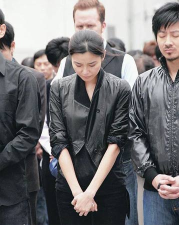香港TVB全体演职员深切哀悼地震遇难同胞(组图)