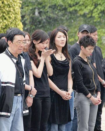 香港TVB全体演职员深切哀悼地震遇难同胞(组图)