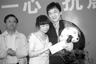 成龙拥抱灾区女孩承诺将在灾区修建小学(图)