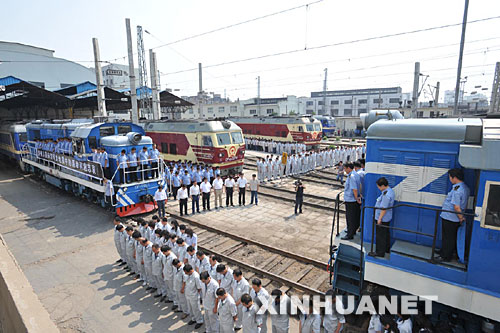 5月19日14时28分,郑州铁路局的千余台机车同时为四川省汶川大地震中遇难者鸣笛志哀。