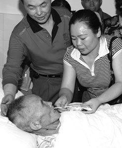 59岁孙子徒手从废墟中刨出95岁爷爷(图)