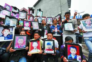 绵竹富新第二小学127名学生遇难 家长祭奠(图)