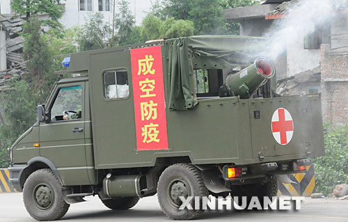 5月22日,成都空军防疫人员在地震重灾区四川彭州市龙门山镇采取机喷方式进行消毒防疫。 目前,由于天气温度逐渐升高及大量灾区群众返乡等因素,四川地震灾区卫生防疫压力增大。抗震救灾卫生防疫部门积极行动,确保灾后无大疫。