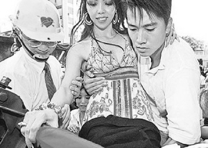何守正承认与张惠妹交往2年 赞女友没明星架子